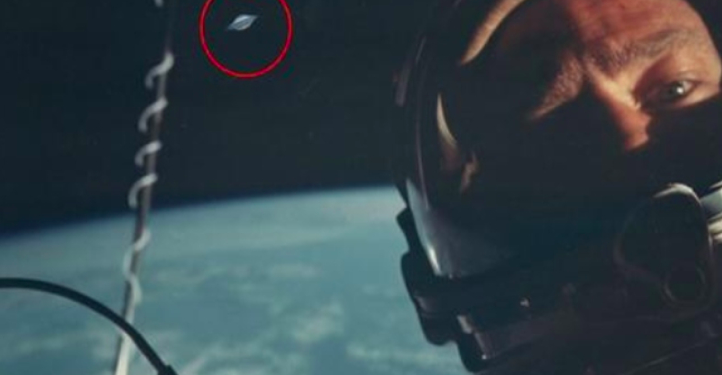 The story of how three  Experienced Pilots Directly Communicated with  a UFO