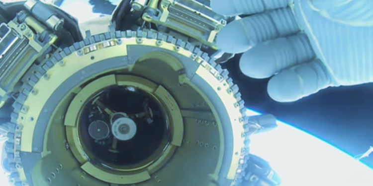 Astronaut  Tries to Cover Up UFO Sighting on Live ISS Video Stream (video)